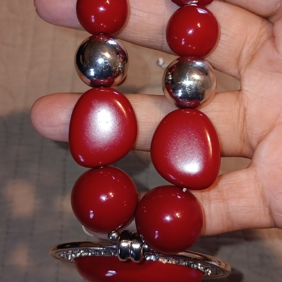 Red and silver costume necklace with pendant - Picture 4 of 6